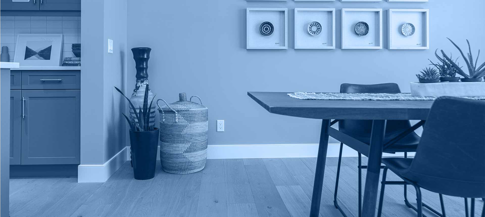 Contamos con una agencia inmobiliaria, con viviendas propias que alquilamos o vendemos en toda España. Además somos un intermediario entre las personas que quieren alquilar o vender sus pisos, casas o estudios y los futuros inquilinos.